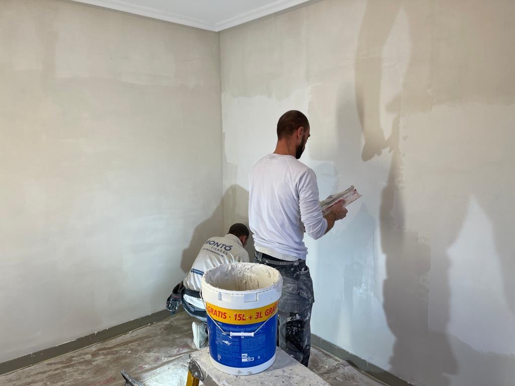 Alisado de estucado y pintura